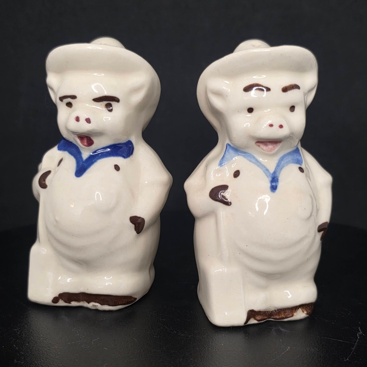 Front view of vintage farmer pig shakers in excellent condition