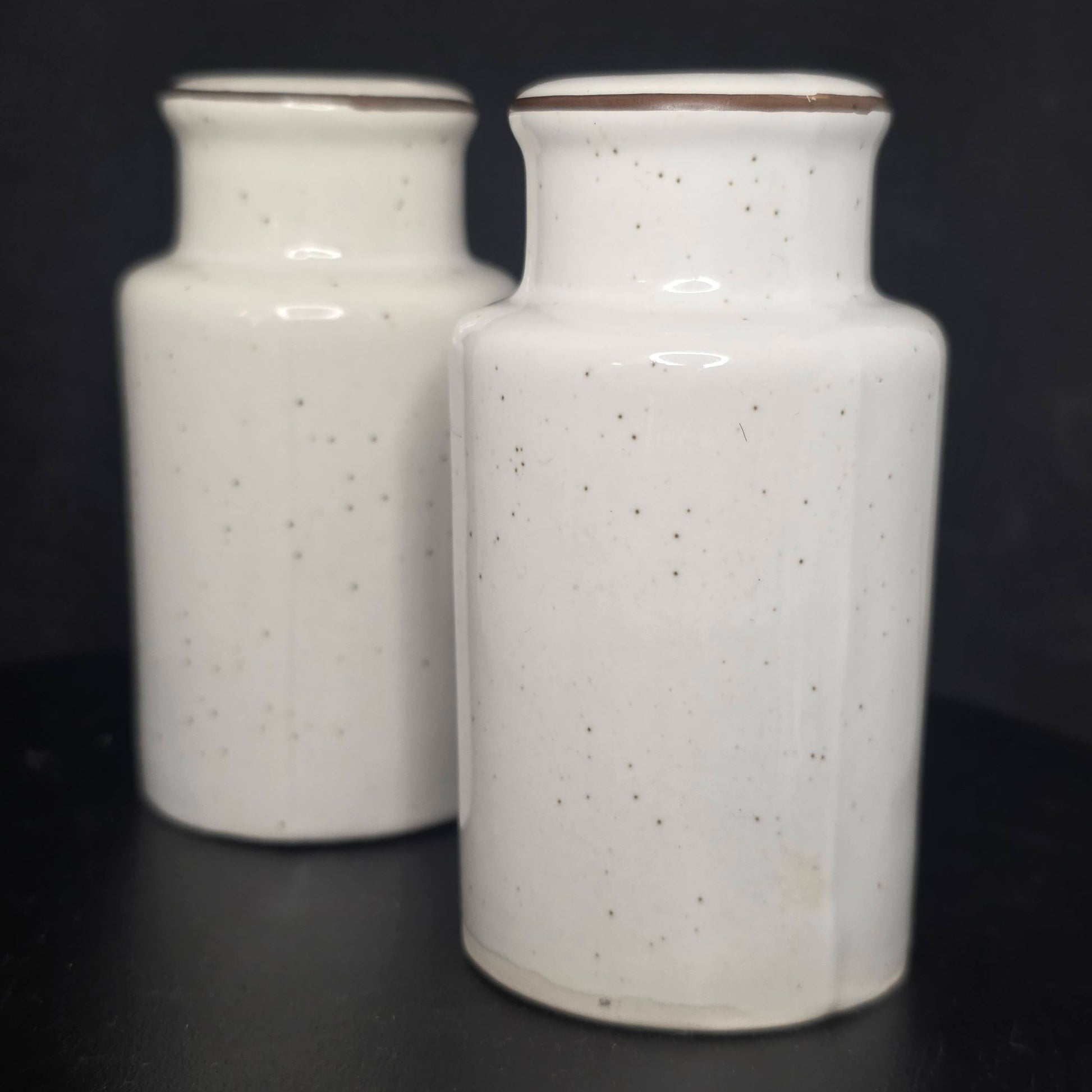 Back view of Enesco Korea apple shakers, 3.75 inches tall