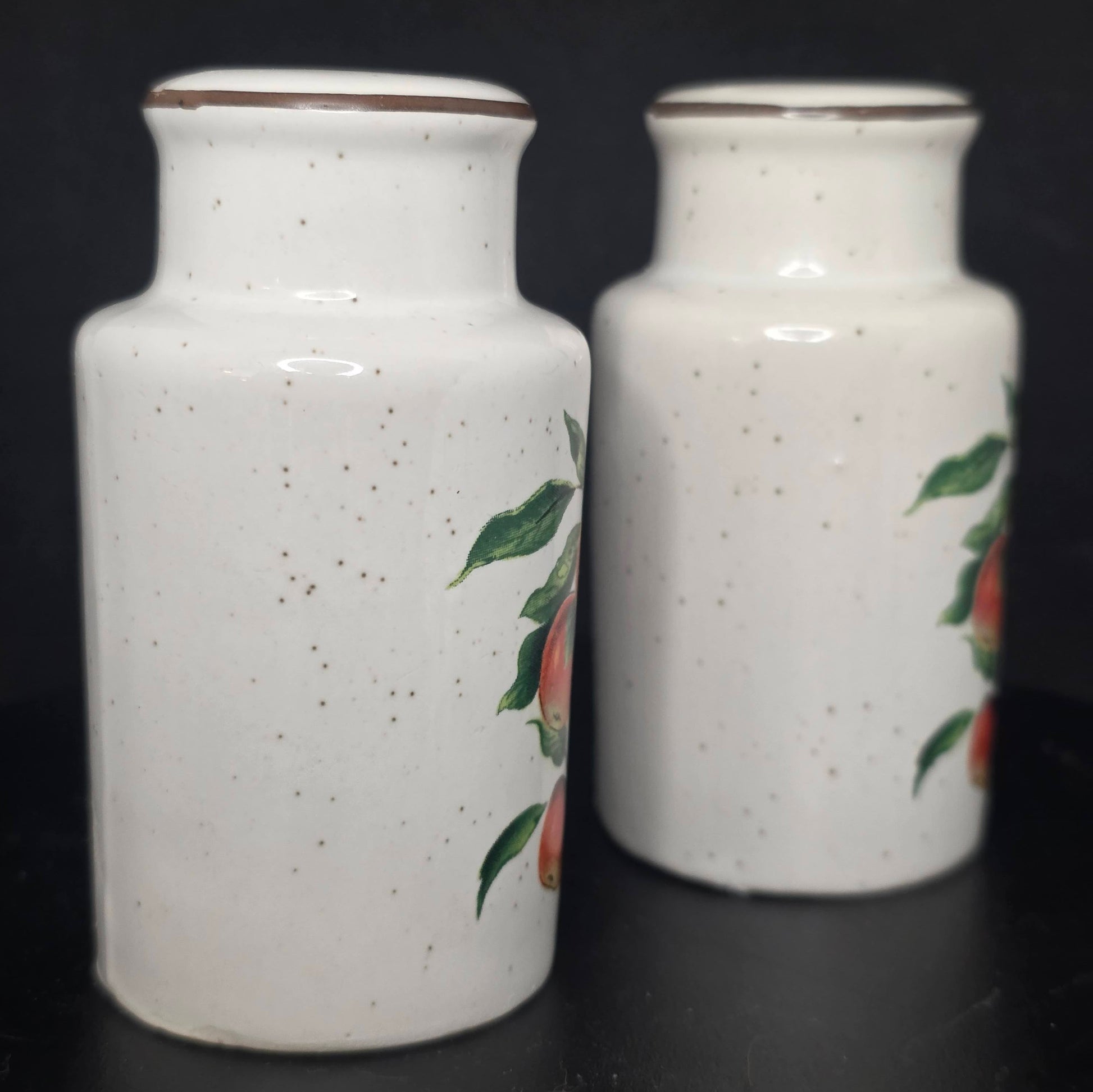 Enesco Korea apple salt and pepper shakers, Mid-Century Modern