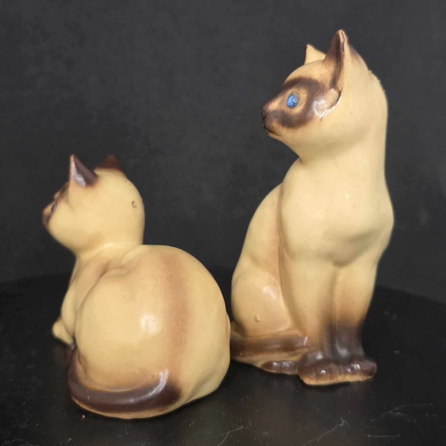 Sitting Siamese cat shaker, likely Victoria pottery, 3.25 inches long